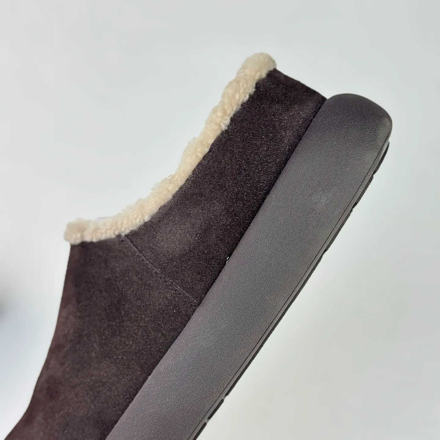 Wanding‼ ️Thick-soled Little Potato 💰480 Xiaohongshu’s popular UGG Little Potato UGG Muller Slippers #All shoes are made of ZP same factory Longfeng A-grade Australian imported sheepskin brand OEM production line fully follows the ZP process flow OEM original pattern maker Adheres to the principle of no original shoes and no development selection Pay attention to every detail The most authentic version on the market Size: 35 36 37 38 39 40